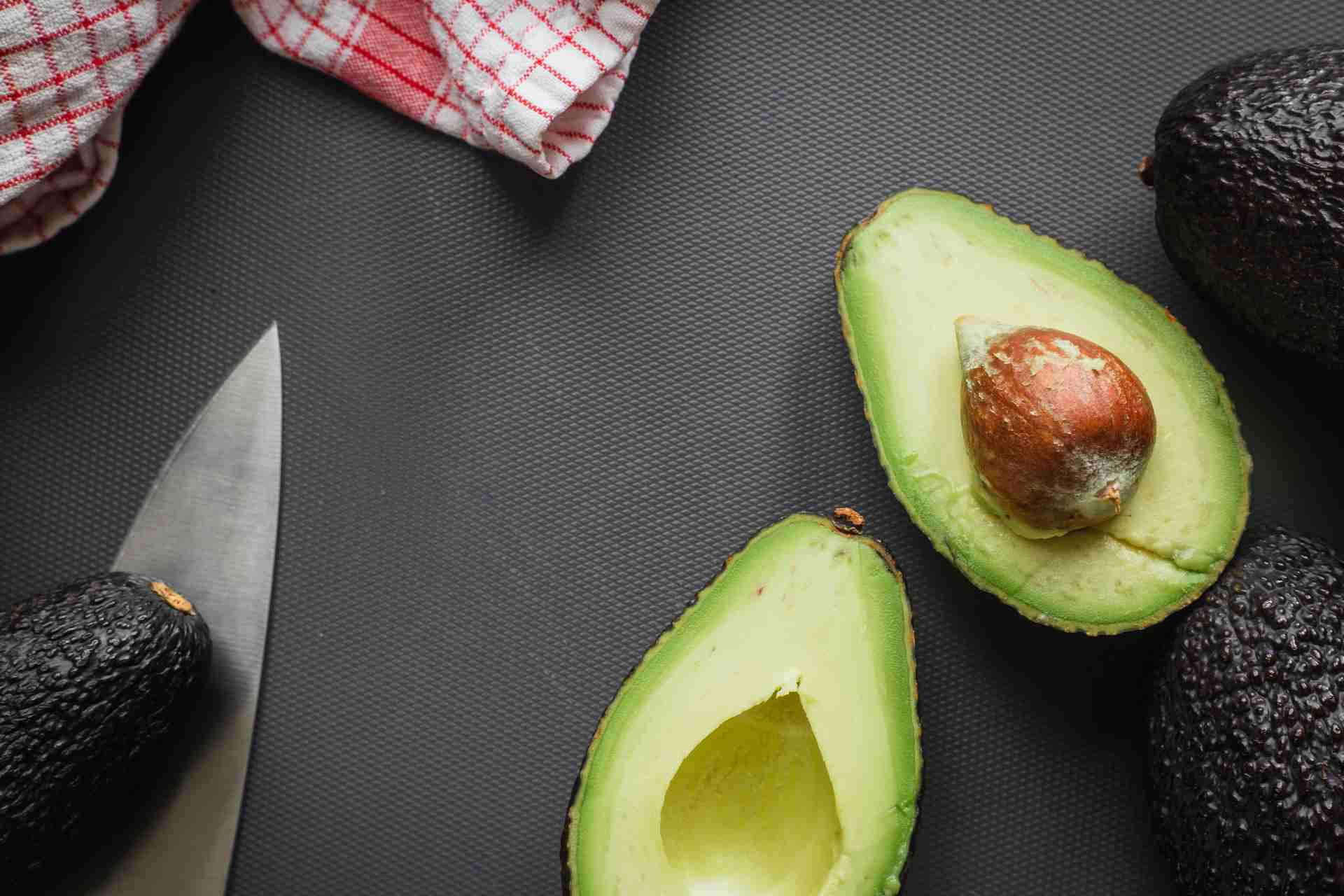 Avocado ripieno, un antipasto veloce da preparare